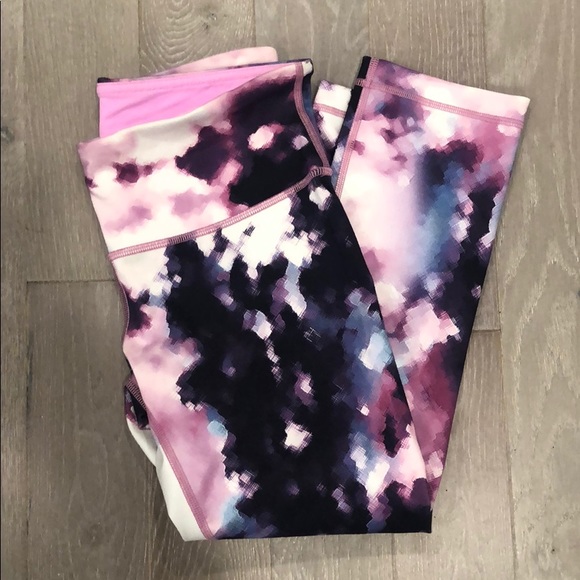 Lululemon Blooming Pixie Crops size 6 *RARE* - Picture 2 of 3